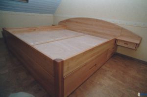 Individuell gefertigte Bettanlage mit Großraum- Unterbauladen in Erle Massiv   (als komplette Raumlösung zu den Schränken)