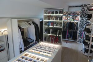 Exclusives Ankleidezimmer als Holz/Alu Systemeinrichtung ,... Handtaschenschrank mit Glasbodenbeleuchtung!!