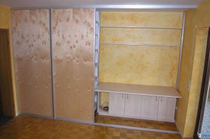 Gleittüren- Alusystemschrank in Fronten Birke geapfelt furniert mit "Büronische" als komplette Raumlösung zu Schrank und Bett