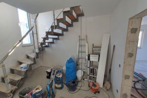 Treppenschrank- Örtlichkeit in der Bauphase vor der Montage