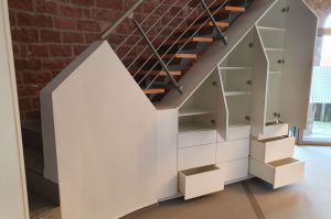 Treppenschrank für Loftwohnung in Weißlack Ral9016 lackiert
