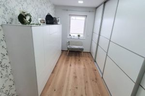 Ankleidezimmer mit Gleittürenschrank und Highboard weiß matt grifflos TipOn