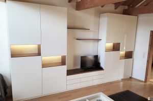 Wohnzimmerwand weiß brilliantglanz-Nussbaum, modern puristisch, grifflos TipOn