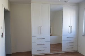 Schlafzimmerschrank mit Kassettenfronten