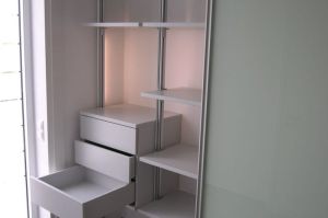 Moderne Garderobe als Alu-Einrichtungssystem mit Tabelaren in Lichtgrau und Alu- Gleittüren rückseitig lackiertes Glas