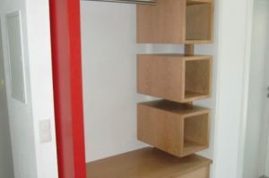 "Desinger"- Garderobe in offener Kubus- Bauart, Eiche Natur furniert, mit rot gelackter Eiche kombiniert