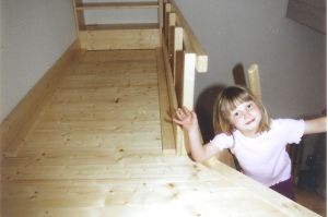 Hochetage, Kinderzimmer in Nadelholz für zwei Betten der Kinder