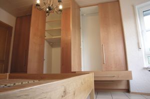 Schlafzimmer- Einbauschrank mit Relinggriffen in Erle furniert (als komplette Raumlösung zu unserer Bettanlage)