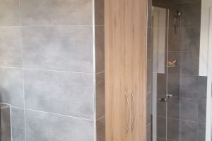 Badezimmer- Nische Waschmaschinenverkleidung in moderner HPL- Eiche Ast und Rissholzoptik