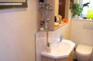 Gäste- WC Möbel mit 3D-Spiegelschrank in Fronten Apfel foliert, Waschtischplatte mit nahtlos eingebautem Becken in Mineralwerkstoff