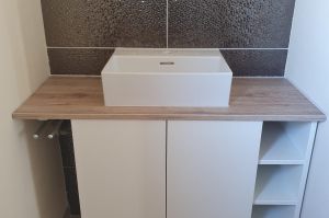 Gäste-WC als Nischenmöbel in Weißlack, mit Eiche HPL WT-Platte