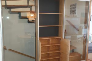 Treppenhaus Gleittüren- Windfang als Schrank- Raumlösung mit Stauraum für Gläser u.a.