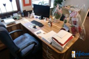 Chef- Schreibtisch mit Einbauschrank und Schrankzeilen in Satinnuß furniert