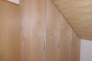 Dachschräge- Raumlösung in Buche Echtholz furniert, mit Schuhauszug (Schrankanlage ist rechts in der Dachschräge + hinten im Wandknick eingepasst!)