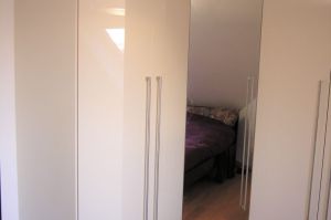 Schlafzimmer- Dachschrägenschränke in creme Brillant Hi-Gloss,... andere Zimmerseite mit Eckschrank