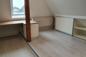 Dachraumausbau als Büro, Regal und Gleittür Kniestock - Raumlösungen in Weiß matt, mit  Astfichte HPL. kombiniert