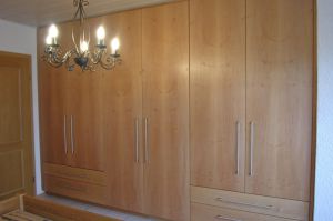 Schlafzimmer- Einbauschrank mit Relinggriffen in Erle furniert (als komplette Raumlösung zu unserer Bettanlage)