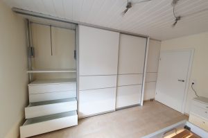 Alusystem- Schlafzimmerschrank mit Gleittüren in Weißlack (Mit Schrankrücksprung im Zimmertürbereich)