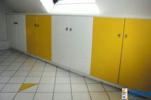 Badezimmermöbel in Rundkantenfronten HPL weiß und gelb ,... passender Kniestockschrank auf gegenüberliegender Seite