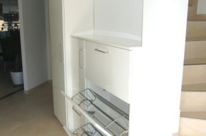 Garderobe mit Schuhklappen in weiß Hochglanz