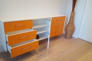 Garderobe- Highboard mit "Gehäuseverkofferung" in weiß Hochglanz / Orange