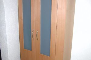 Garderobenschrank in Tischlerplatte Buche furniert mit Türfeld in Mattglas