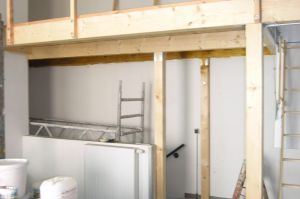 Hochetage für Malerbetrieb zur Lagerhaltung des Materials mit Dachbodenleiter